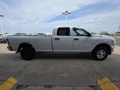 Bright White Clearcoat 2022 RAM 2500 Tradesman Crew Cab 4x4 8' Box