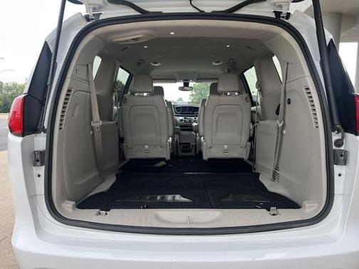2021 Chrysler Voyager LXI