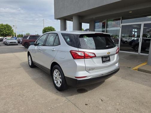 Silver Ice Metallic 2018 Chevrolet Equinox LS