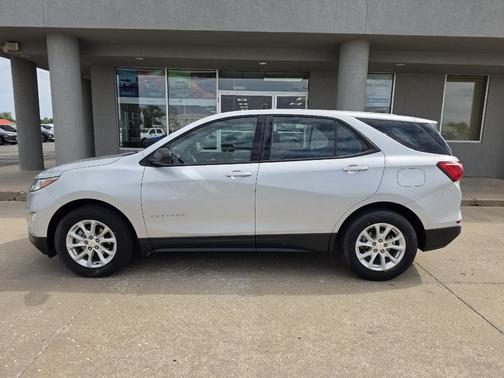 Silver Ice Metallic 2018 Chevrolet Equinox LS