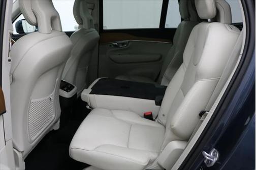 2021 Volvo XC90 T6 Momentum
