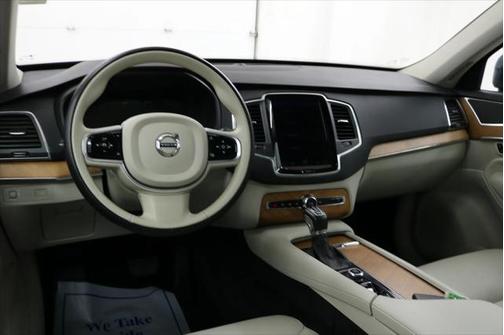 2021 Volvo XC90 T6 Momentum