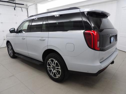 SPACE SILVER 2025 Ford Expedition Active