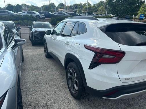 Summit White 2025 Chevrolet Trax LT