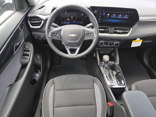Mosaic Black Metallic 2026 Chevrolet Trailblazer LT