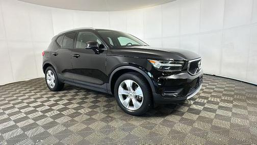 Black 2022 Volvo XC40 T5 Momentum