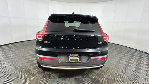 Black 2022 Volvo XC40 T5 Momentum