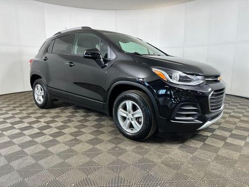 Mosaic Black Metallic 2022 Chevrolet Trax LT
