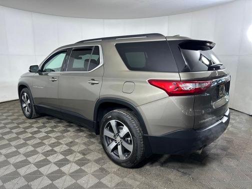 Stone Gray Metallic 2020 Chevrolet Traverse LT Leather