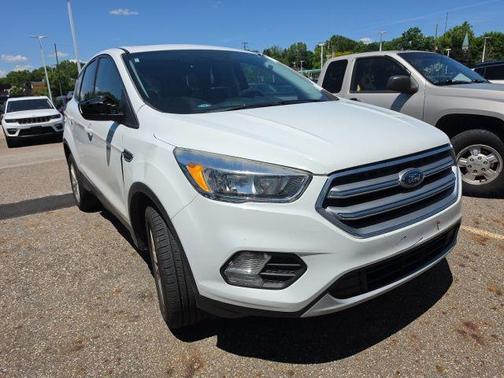 OXFORD WHITE 2017 Ford Escape SE