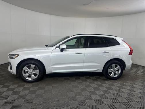 2022 Volvo XC60 B5 Momentum