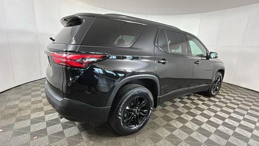 Mosaic Black Metallic 2022 Chevrolet Traverse LT Cloth