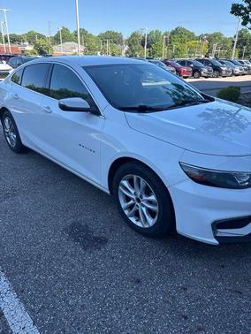 Summit White 2018 Chevrolet Malibu LT