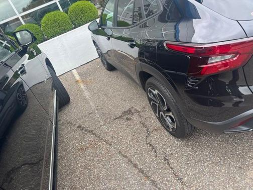 Mosaic Black Metallic 2025 Chevrolet Trax FWD 2RS