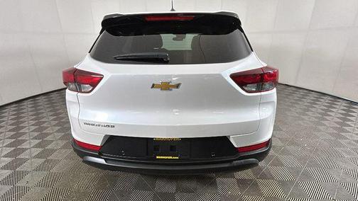 Iridescent Pearl Tricoat 2024 Chevrolet Trailblazer LS
