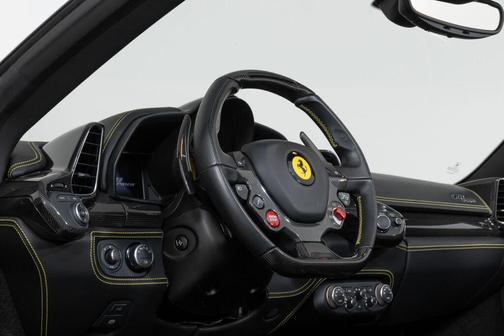 Nero 2015 Ferrari 458 Spider Base