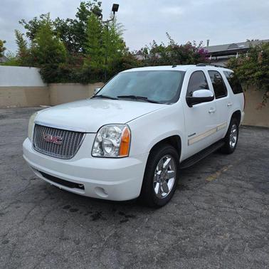 Summit White 2011 GMC Yukon SLE