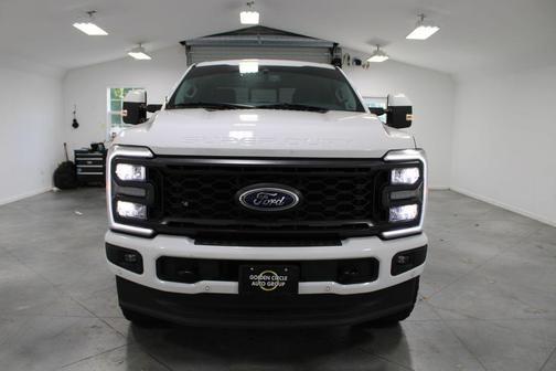 Oxford White 2023 Ford F-250 Lariat