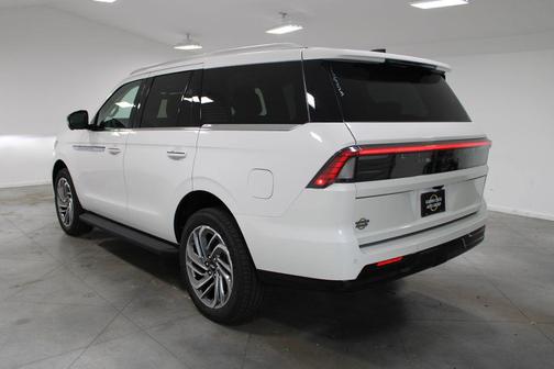 Star White Metallic Tri-Coat 2026 Lincoln Navigator Premiere