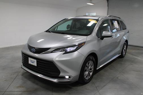 2024 Toyota Sienna XLE