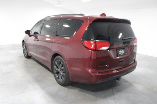Velvet Red Pearlcoat 2018 Chrysler Pacifica Touring-L