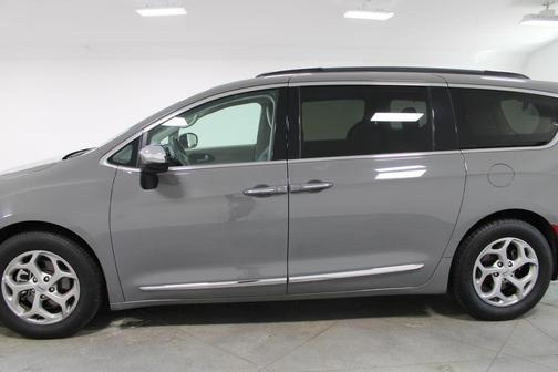 Ceramic Gray Clearcoat 2023 Chrysler Pacifica Limited