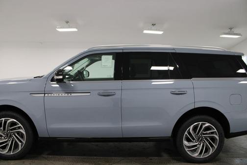 Gray Mist Metallic Tri-Coat 2026 Lincoln Navigator Reserve