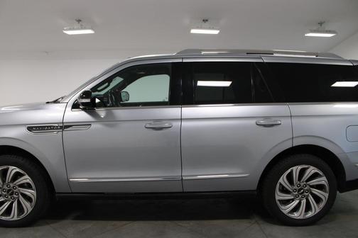 Silver Radiance Metallic Clearcoat 2023 Lincoln Navigator Reserve
