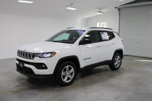 Bright White Clearcoat 2024 Jeep Compass Latitude