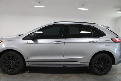 Iconic Silver Metallic 2022 Ford Edge SE