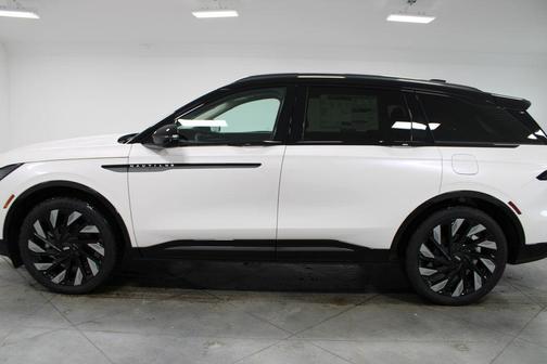 White Platinum Metallic Tri-Coat 2026 Lincoln Nautilus Reserve