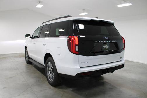 Oxford White 2026 Ford Expedition Active