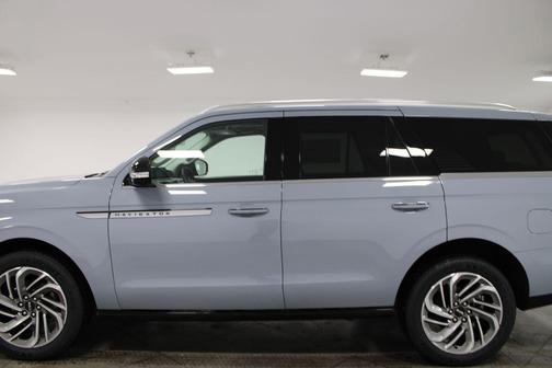 Gray Mist Metallic Tri-Coat 2026 Lincoln Navigator Reserve