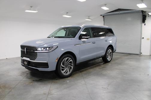 Gray Mist Metallic Tri-Coat 2026 Lincoln Navigator Reserve