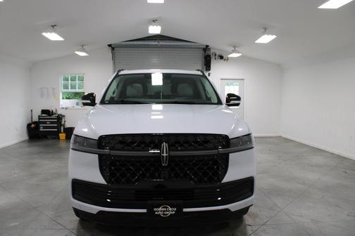 Crystal White Metallic Clearcoat 2026 Lincoln Navigator Reserve