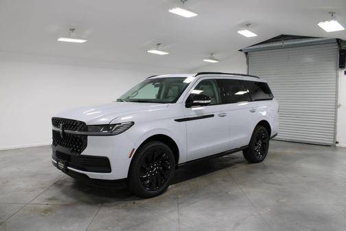 Crystal White Metallic Clearcoat 2026 Lincoln Navigator Reserve