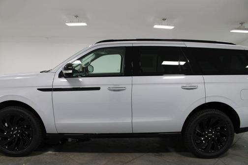 Crystal White Metallic Clearcoat 2026 Lincoln Navigator Reserve