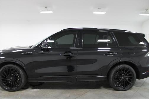 Infinite Black Metallic Clearcoat 2023 Lincoln Aviator Reserve AWD