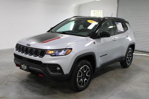 Silver Zynith Metallic Clearcoat 2025 Jeep Compass Trailhawk