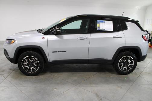 Silver Zynith Metallic Clearcoat 2025 Jeep Compass Trailhawk