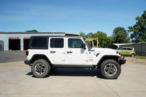 Bright White Clearcoat 2018 Jeep Wrangler Unlimited Sahara