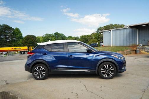 Deep Blue Pearl/Fresh Powder 2019 Nissan Kicks SR