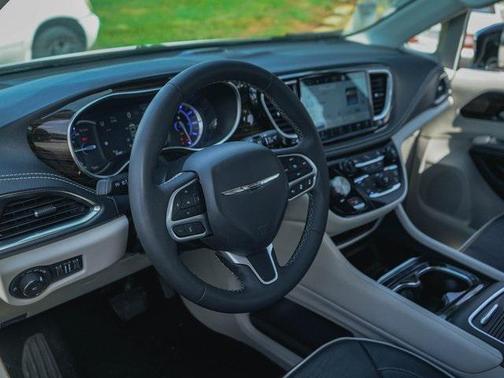 2023 Chrysler Pacifica Hybrid Limited
