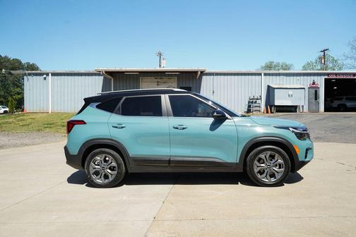 Pluton Blue/Black Roof 2024 Kia Seltos S