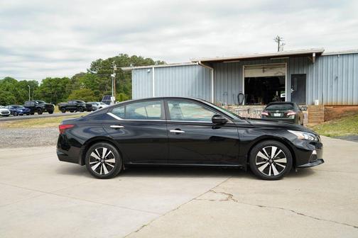 Super Black 2022 Nissan Altima 2.5 SV