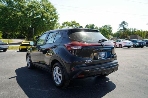Super Black 2022 Nissan Kicks S