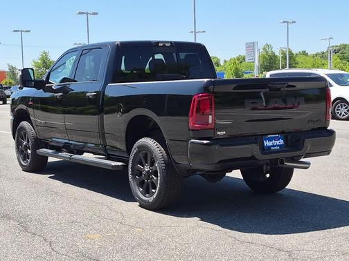 Diamond Black Crystal Pearlcoat 2026 RAM 2500 Big Horn Crew Cab 4x4 6'4' Box