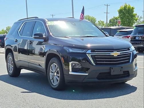 Mosaic Black Metallic 2022 Chevrolet Traverse LT Cloth