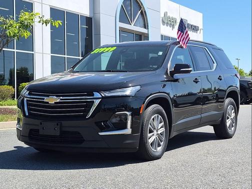 Mosaic Black Metallic 2022 Chevrolet Traverse LT Cloth