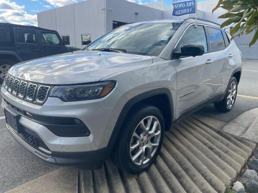 2024 Jeep Compass Latitude Lux